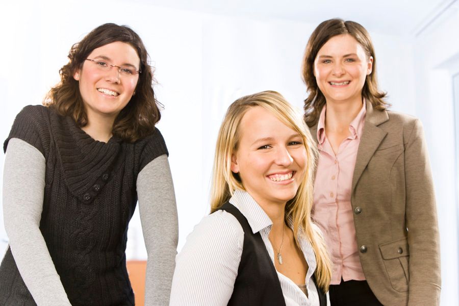 Partnerschaftsgesellschaft Karin, Rabe und Paschek Wirtschaftsprüfer, Steuerberater, Rechtsanwalt unser Team 02